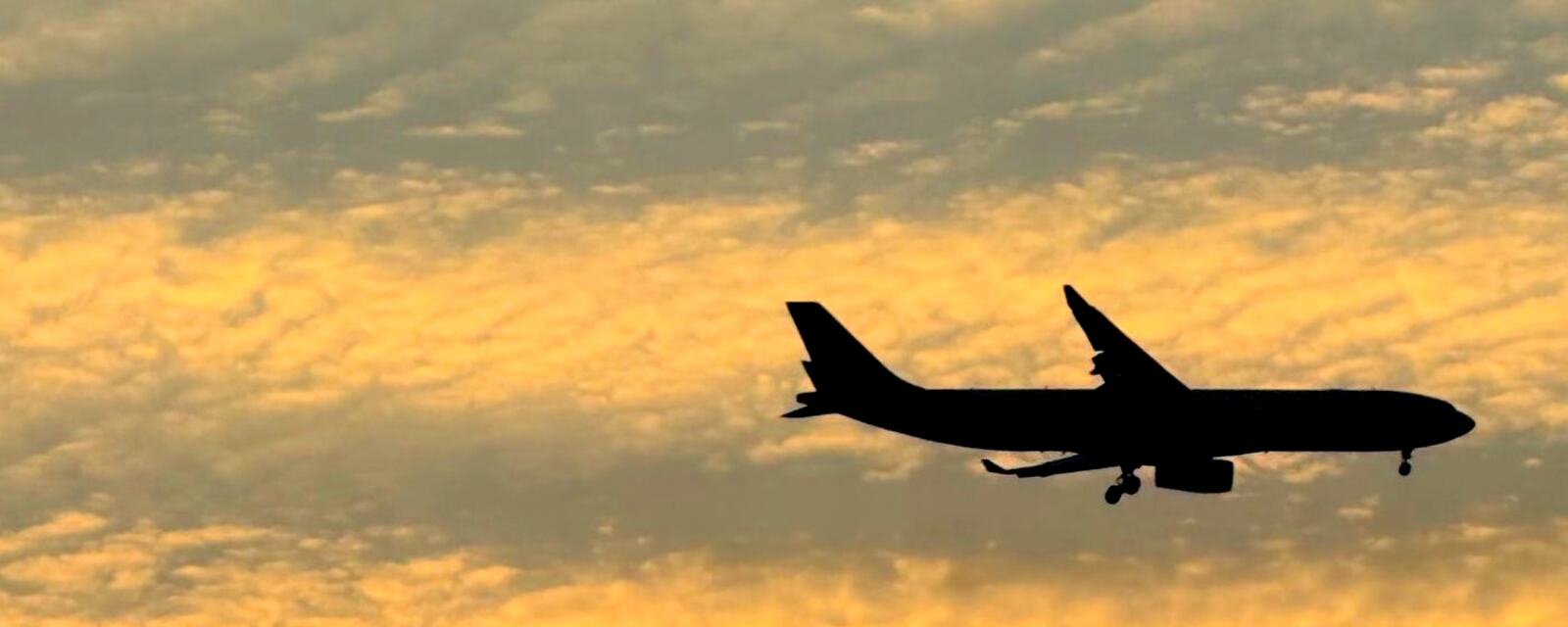 Avion au décollage au coucher du soleil