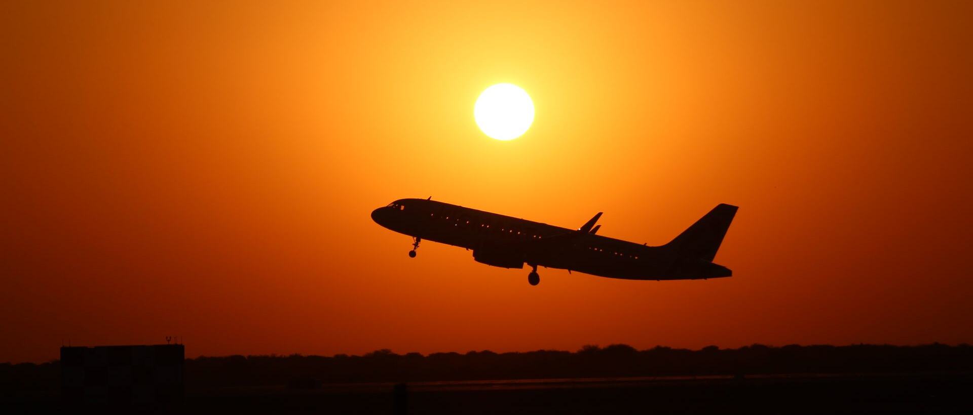 Avion au décollage au coucher du soleil